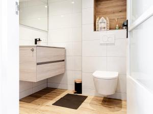 La salle de bains est pourvue de toilettes et d'un lavabo. dans l'établissement M&M Studio's 1 & 2, à Zandvoort