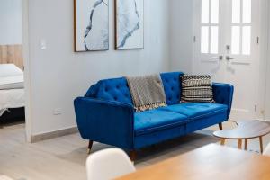 a blue couch sitting in a living room at Casa Love 1C - Acogedor y moderno apartamento de 1Hab en Casco Antiguo in Panama City