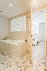 a bathroom with a bath tub in a room at Casa Love 1C - Acogedor y moderno apartamento de 1Hab en Casco Antiguo in Panama City