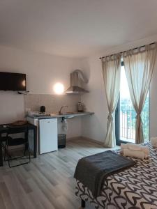 ein Wohnzimmer mit einer Küche und einem Tisch in der Unterkunft Velia's Home Casa Vacanze B&b in Castel SantʼElia