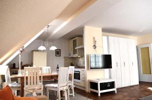 a kitchen and dining room with a table and chairs at Resi M5 in Prerow