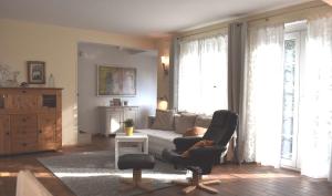 sala de estar con sofá y silla en Resi M5 en Prerow