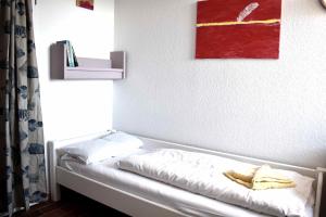 a bed in a room with a painting on the wall at Resi M5 in Prerow