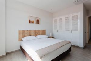 a white bedroom with a large bed and white walls at Casa Love 1D - Precioso apartamento de 2Hab con balcón en Casco Antiguo in Panama City