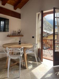 una sala da pranzo con tavolo e sedie in legno di Chalet Mont Blanc de Courmayeur a Courmayeur