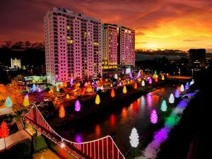 une ville avec des lumières de Noël dans l'eau la nuit dans l'établissement kinta river suite ipoh town 12 guest, à Ipoh
