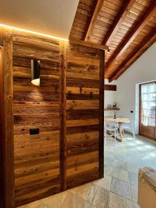 Una gran puerta de madera en una habitación con una mesa. en Chalet Mont Blanc de Courmayeur, en Courmayeur