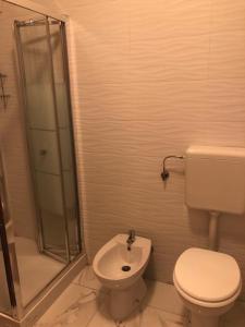 y baño con aseo, ducha y lavamanos. en Residence Corso 50, en Mestre
