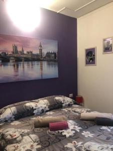 1 dormitorio con 1 cama con una pintura en la pared en Residence Corso 50, en Mestre