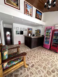 een kamer met een bank en een aanrecht in een winkel bij Hotel Cartagena Airport in Cartagena