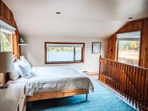 ein Schlafzimmer mit einem Bett und einem Balkon in der Unterkunft Nettledown Farms Bed & Breakfast in Salt Spring Island
