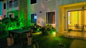 una habitación con una mesa en el patio de un edificio en Casa Condominio Montserrat Suites & Eco Resort, en Guaramiranga