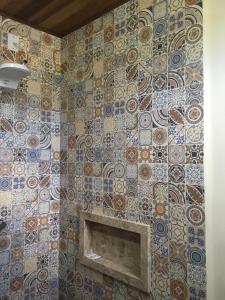 Pousada da Fonte في لينكويس: جدار من البلاط مع موقد في الحمام