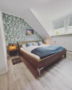 ein Schlafzimmer mit einem großen Bett und einer Wand in der Unterkunft Ferienwohnung Watt un Leev in direkter Strand & Citynähe von Büsum in Büsum