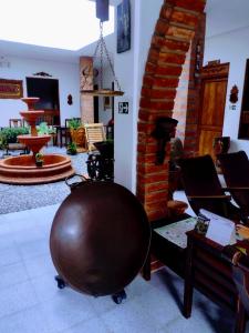 - un salon avec un grand bol brun au milieu d'une pièce dans l'établissement Hotel Barajas, à Jardín