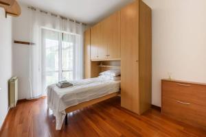 um quarto com uma cama e uma grande janela em PARKING & WIFI City Walls Apartment em Pistoia