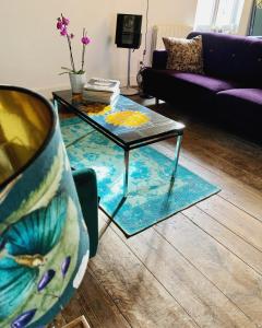 uma sala de estar com uma mesa de centro e um sofá em Belle Chambre em Triac-Lautrait