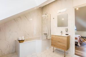 a bathroom with a sink and a shower at Beau L.O.F.T. sous les toits - vue sur mer 2 à 4 personnes - Résidence la Vague in Houlgate