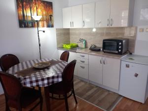 Dapur atau dapur kecil di Apartmani Ćosić
