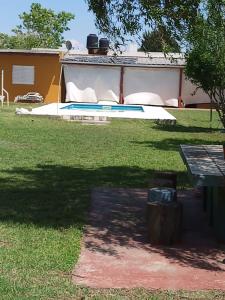 vista su un cortile con piscina di Casa Arenales ad Almafuerte