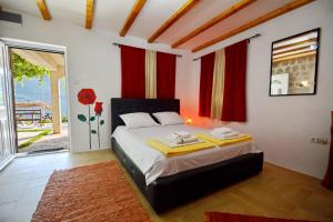 Un pat sau paturi într-o cameră la Apartments Krivokapic