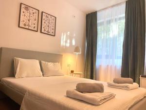 Ένα ή περισσότερα κρεβάτια σε δωμάτιο στο Sky Residence Airport Therme Otopeni 4