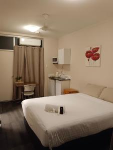 Кровать или кровати в номере Katherine River Lodge