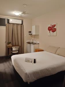 a hotel room with a bed and a kitchen at Katherine River Lodge in Katherine