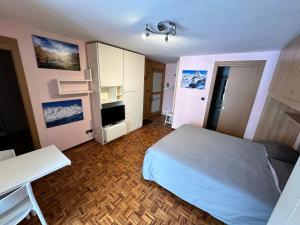 布勒伊－切爾維尼亞的住宿－Appartamento Centro Breuil CIR 0139-0142，一间卧室配有一张床、一张桌子和一张桌子