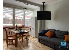 sala de estar con sofá y mesa en Camel Apartment en Gdansk