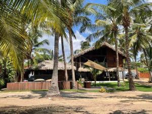 AmontadaにあるVila dos Cocos - Praia de Moitasの前にヤシの木がある家