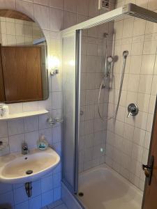 y baño con ducha y lavamanos. en Doppelzimmer Nr. 1, en Freiensteinau