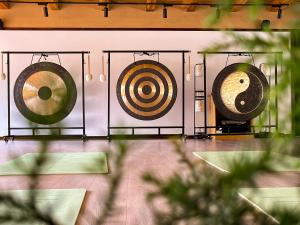 een paar gongs aan een muur bij Wudang Mountain Manju Manor in Wudangshan