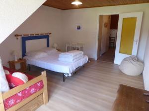 1 dormitorio con 2 camas en una habitación en Duplex 59m2 - proche centre - balcon plein sud en Corrençon-en-Vercors