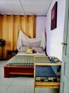 a bedroom with a bed in a room at 2 chambres dans un appartement avec vue sur la mer in Cotonou
