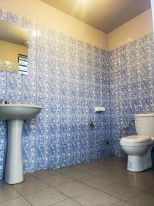 a bathroom with a toilet and a sink at 2 chambres dans un appartement avec vue sur la mer in Cotonou