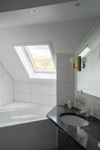 uma casa de banho com um lavatório e uma janela em Eventlocation & Hotel Schloss Neuburg em Obrigheim