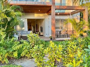 潘托皮芒A Beachfront Haven - Ocean Point B2的房屋设有1个带桌椅的庭院