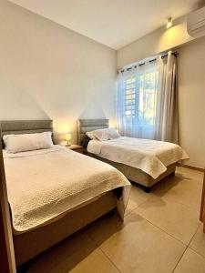 A Beachfront Haven - Ocean Point B2客房内的一张或多张床位