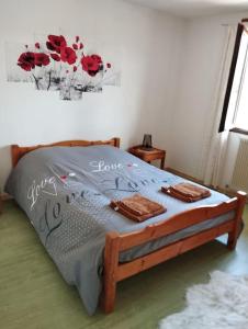 een slaapkamer met een bed met twee handdoeken erop bij Maison de montagne in Bussang