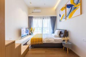 a small bedroom with a bed and a window at Guangzhou YuXiang Apartment - Guangzhou Pazhou International Convention and Exhibition Center in Guangzhou