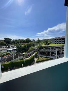 desde el balcón de un edificio con vistas a la ciudad en GazStation, en Kata Beach