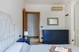 1 dormitorio con 1 cama y vestidor azul en Residenza Quadrifoglio, en Cesena