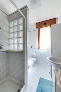 een badkamer met een douche, een wastafel en een toilet bij Residenza Quadrifoglio in Cesena