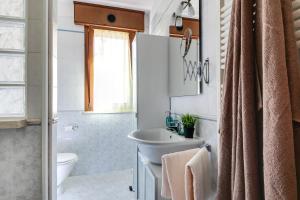 ein Bad mit einem Waschbecken und einem WC in der Unterkunft Residenza Quadrifoglio in Cesena