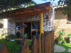 ein Haus mit einem Zaun davor in der Unterkunft Casa los Olivos in Tepoztlán