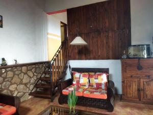 ein Wohnzimmer mit einem Sofa und einer Treppe in der Unterkunft Casa los Olivos in Tepoztlán