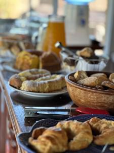 una mesa con platos de bollería y tazones de pan en Fuente de vida en Colón