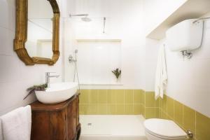a bathroom with a sink and a toilet at Holiday Home Adelaide in Pienza