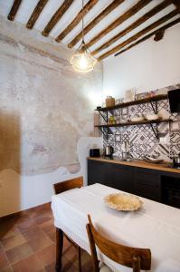 a kitchen with a table and chairs in a room at Holiday Home Adelaide in Pienza